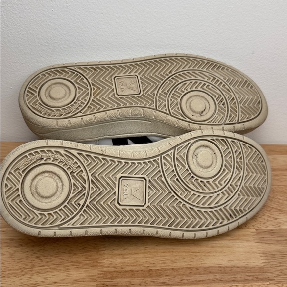 Veja White Black Casual Sneakers - Picture 8 of 16